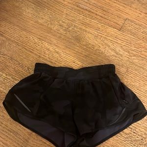 Hotty Hot Low-Rise Lined Short 2.5" Camo Deep Coal/ Multi Black